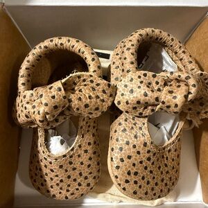 Freshly Picked Tan and Black Knotted Bow Moccasins Almond Speckle girl NEW